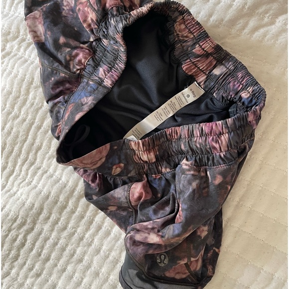 Lululemon hotty hot shorts 2.5 - low rise - like new - Picture 2 of 5